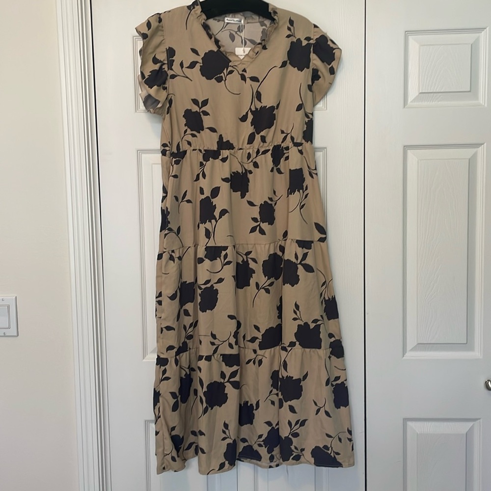 NWT Beyond this Place Maxi Dress. Sz XXL Color Tan w Black Flower design